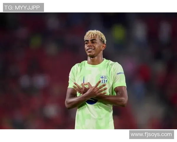 足球巨星休闲街拍照展现场下低调时尚魅力风格